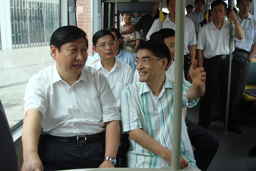 2007年國家主席習近平（時任上海市市委書記）試乘申龍汽車首輛氫燃料電池公交車，并在試乘后給予了高度評價