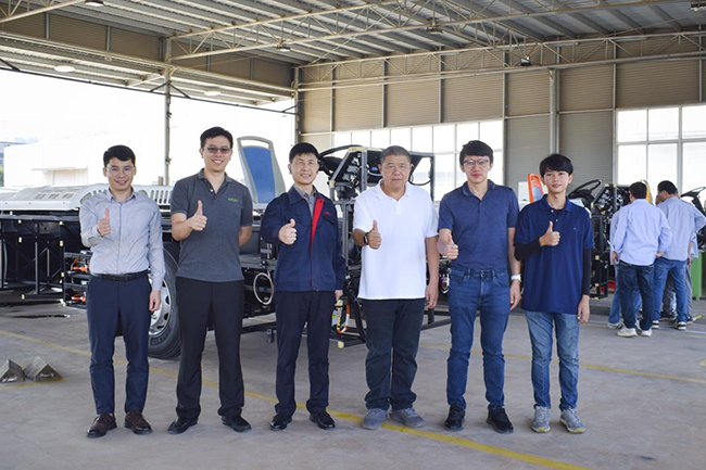 泰國客戶到訪廣西申龍檢驗定制車型